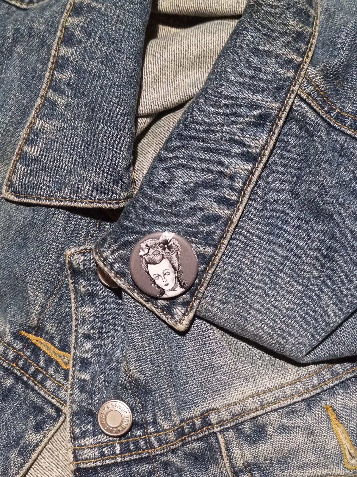 Zombie Marie Antoinette Pin – Spooky Gift for History & Horror Fans