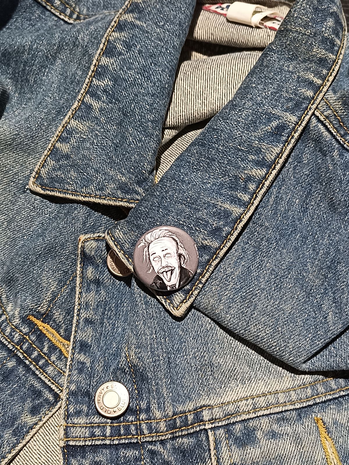 Albert Einstein Zombie Pin – Quirky Gift for Horror & Sci-Fi Fans