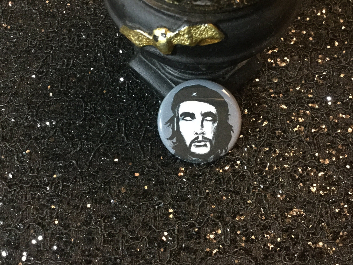 Che Guevara Zombie Pinback Button - Spooky Gift for Historians and Zombie Enthusiasts
