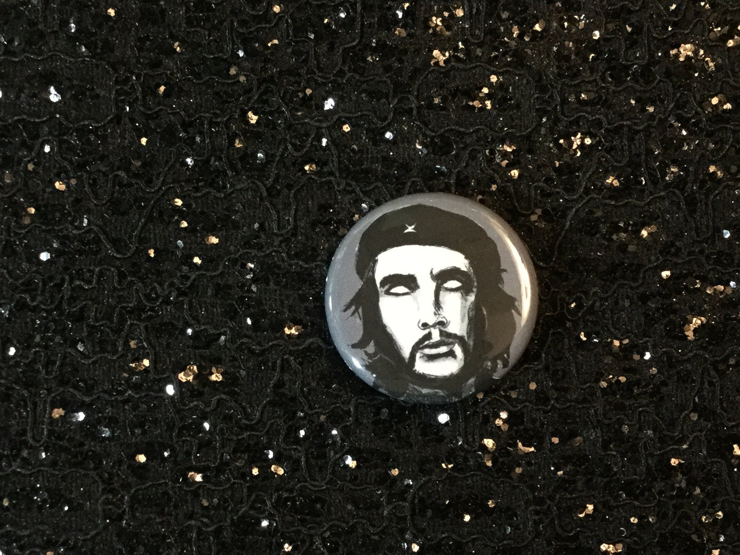 Che Guevara Zombie Pinback Button - Spooky Gift for Historians and Zombie Enthusiasts