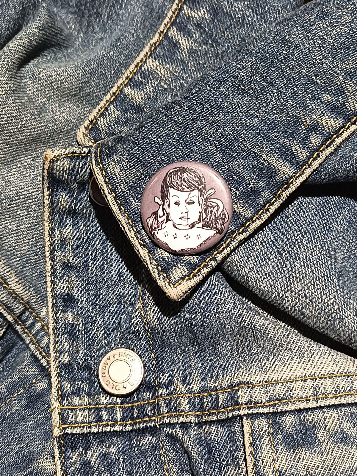 Broken Doll Button – Spooky-Cute Horror Accessory