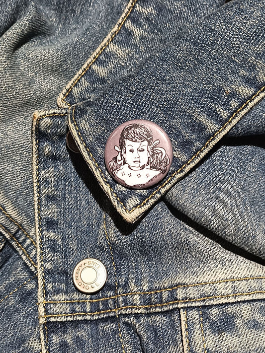 Broken Doll Button – Spooky-Cute Horror Accessory