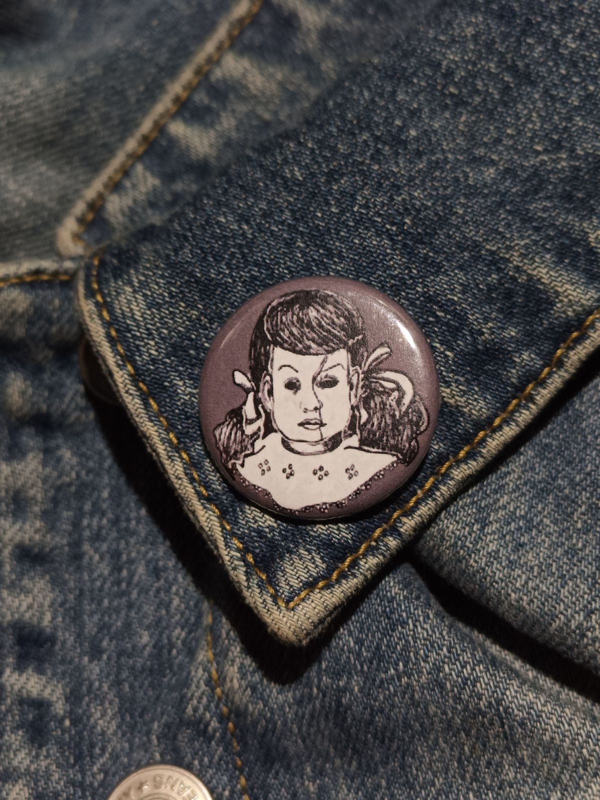 Broken Doll Button – Spooky-Cute Horror Accessory