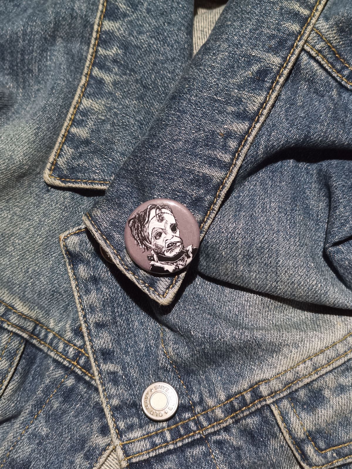 Chainsaw Horror Icon Pin | Slasher Movie Button Gift