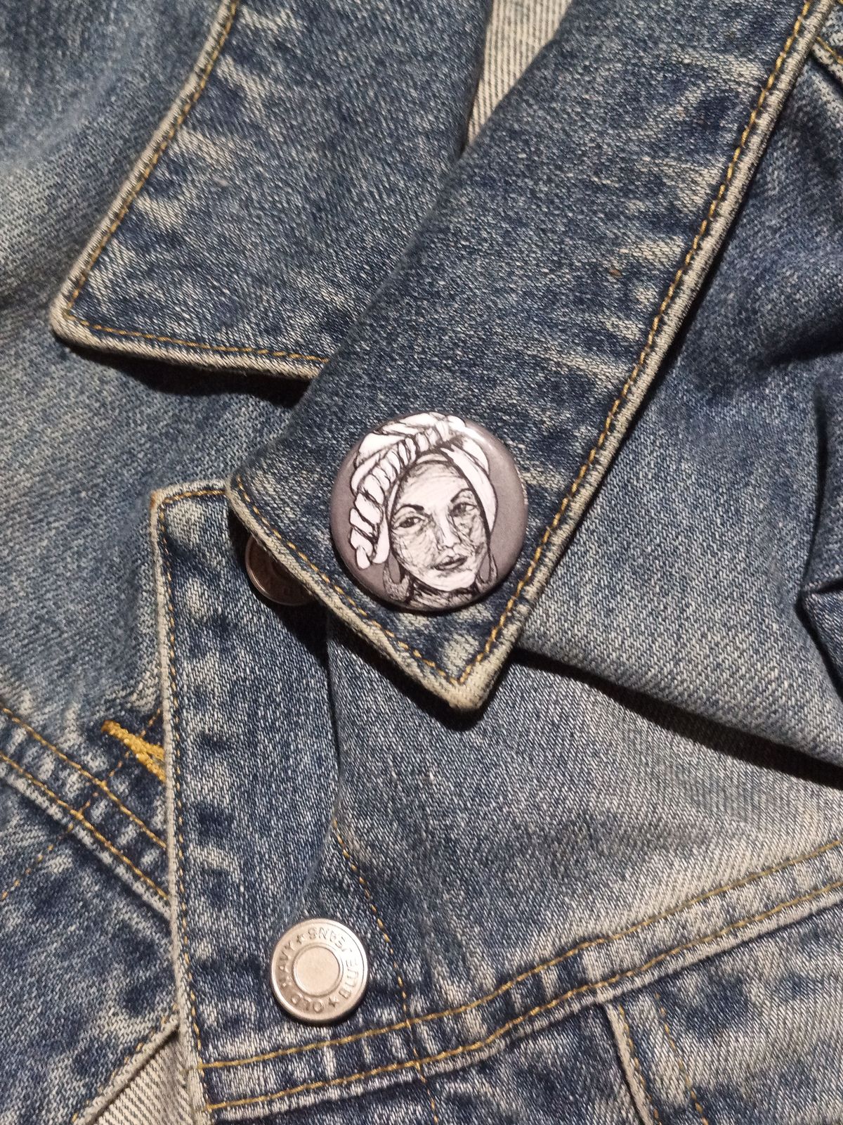 Marie Laveau AHS Button – Voodoo Queen Pin for Horror Fans
