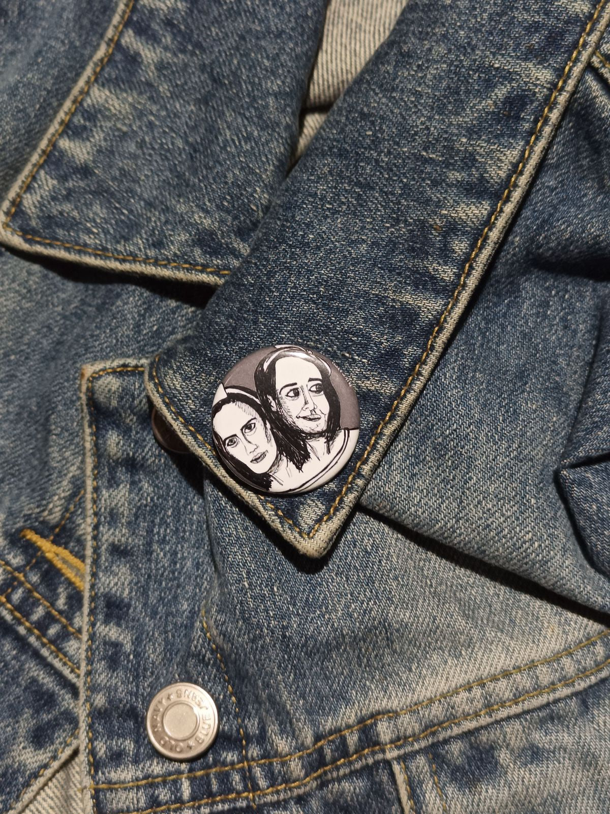 Bette and Dot AHS Button – Freak Show Sarah Paulson Fan Art
