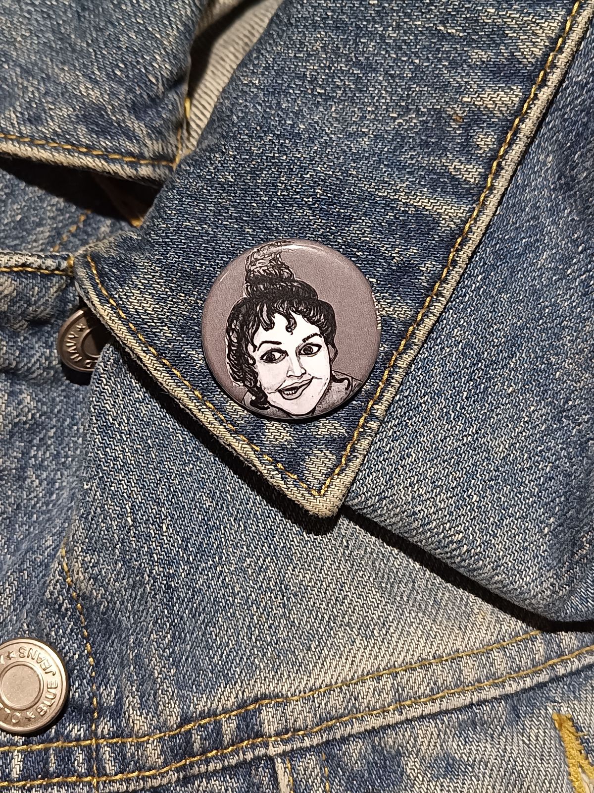 Mary Sanderson Hocus Pocus Pin – 1.25" Witchy Horror Button