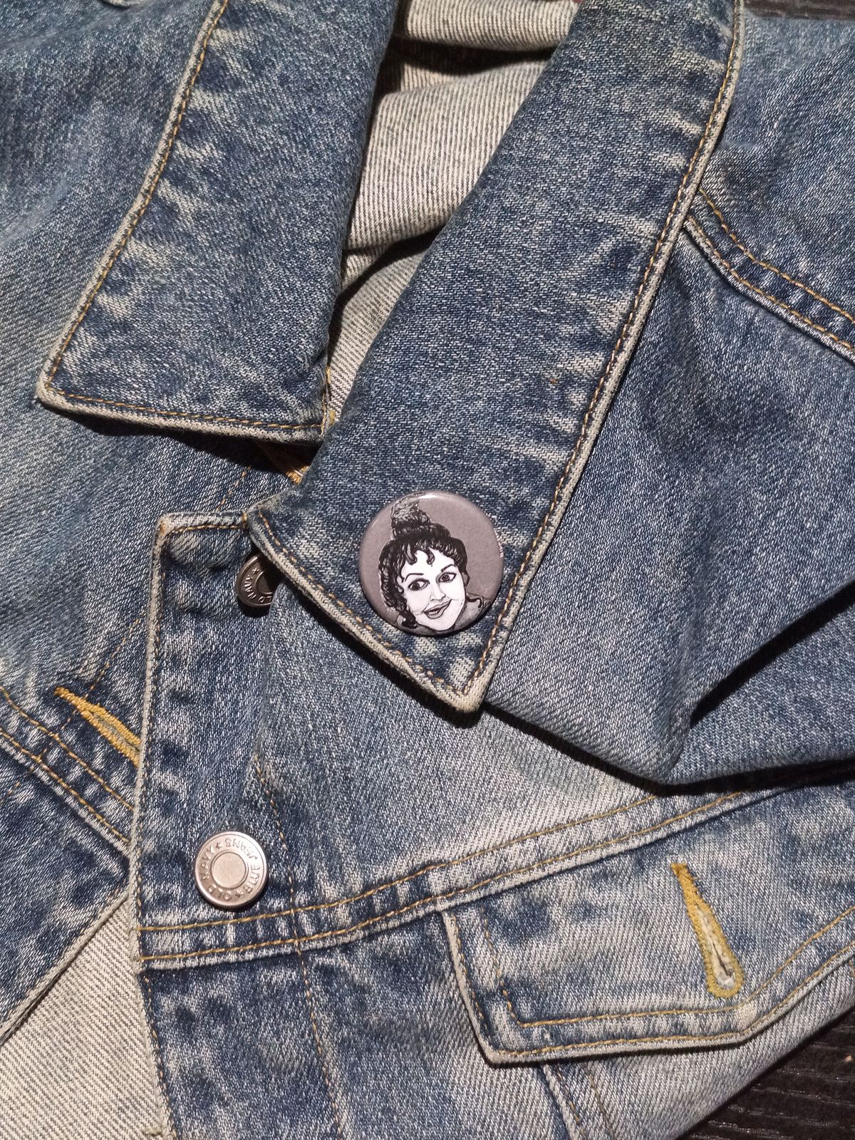 Mary Sanderson Hocus Pocus Pin – 1.25" Witchy Horror Button