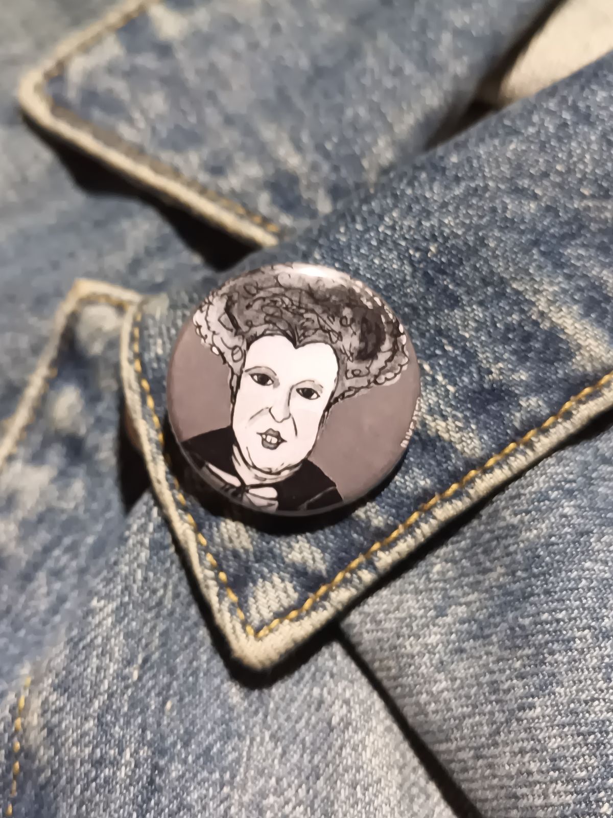 Winifred Sanderson Pinback Button – Hocus Pocus Horror Fan Art