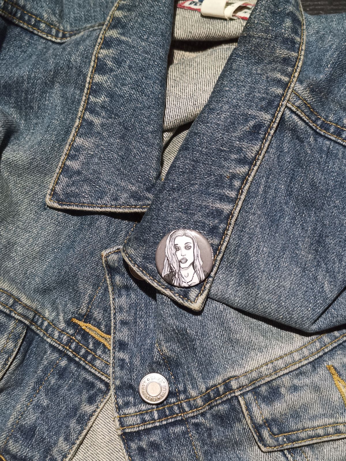 Sarah Sanderson Pinback Button – Witchy Hocus Pocus Collectible