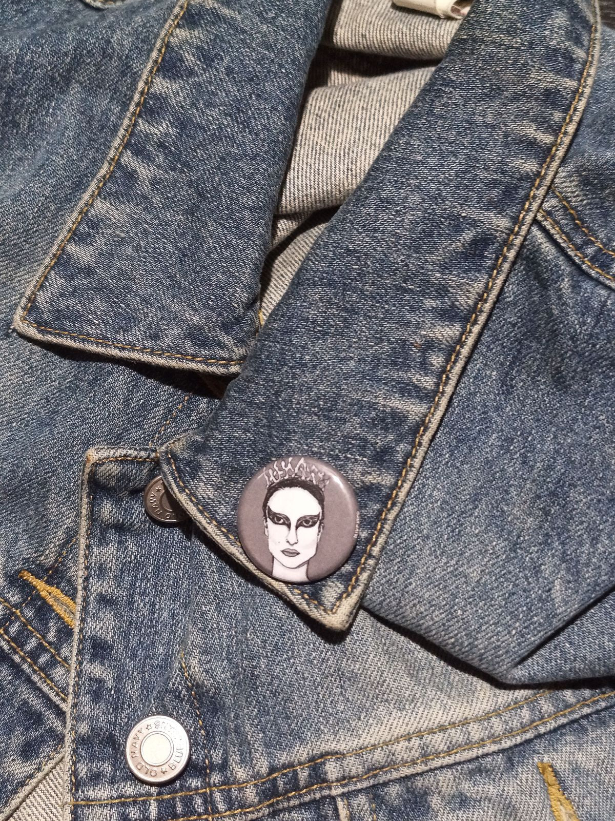 Nina Black Swan Pinback Button – Horror Ballet Cult Film Gift