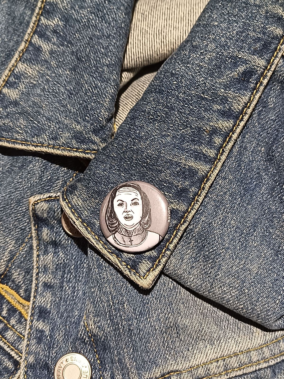Annie Wilkes Misery Pinback Button – Horror Icon Fan Gift