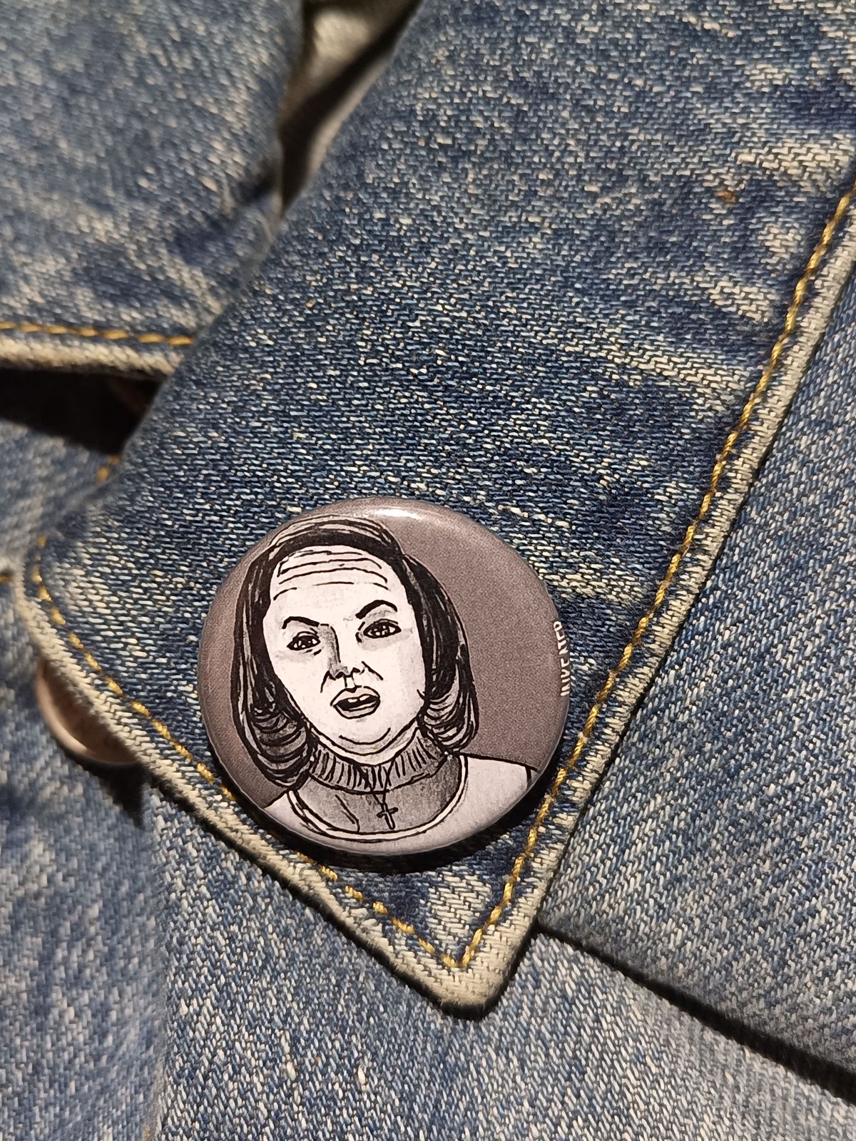 Annie Wilkes Misery Pinback Button – Horror Icon Fan Gift