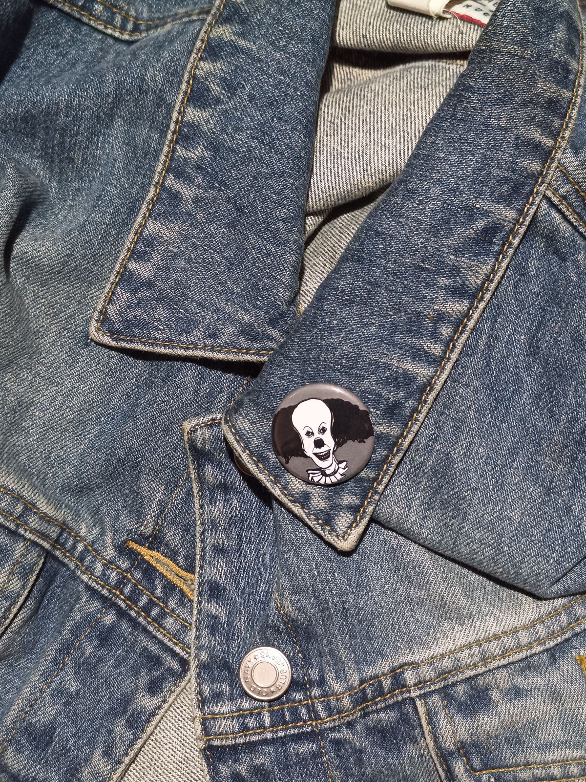 Pennywise Pinback Button – Creepy Horror Gift for IT Fans