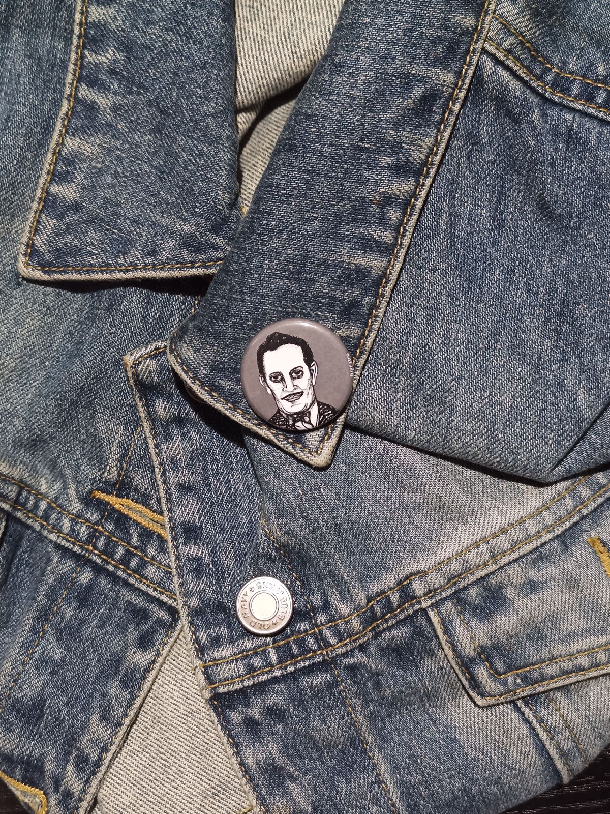 Gomez Addams Pinback Button – Creepy Gift for Horror Fans