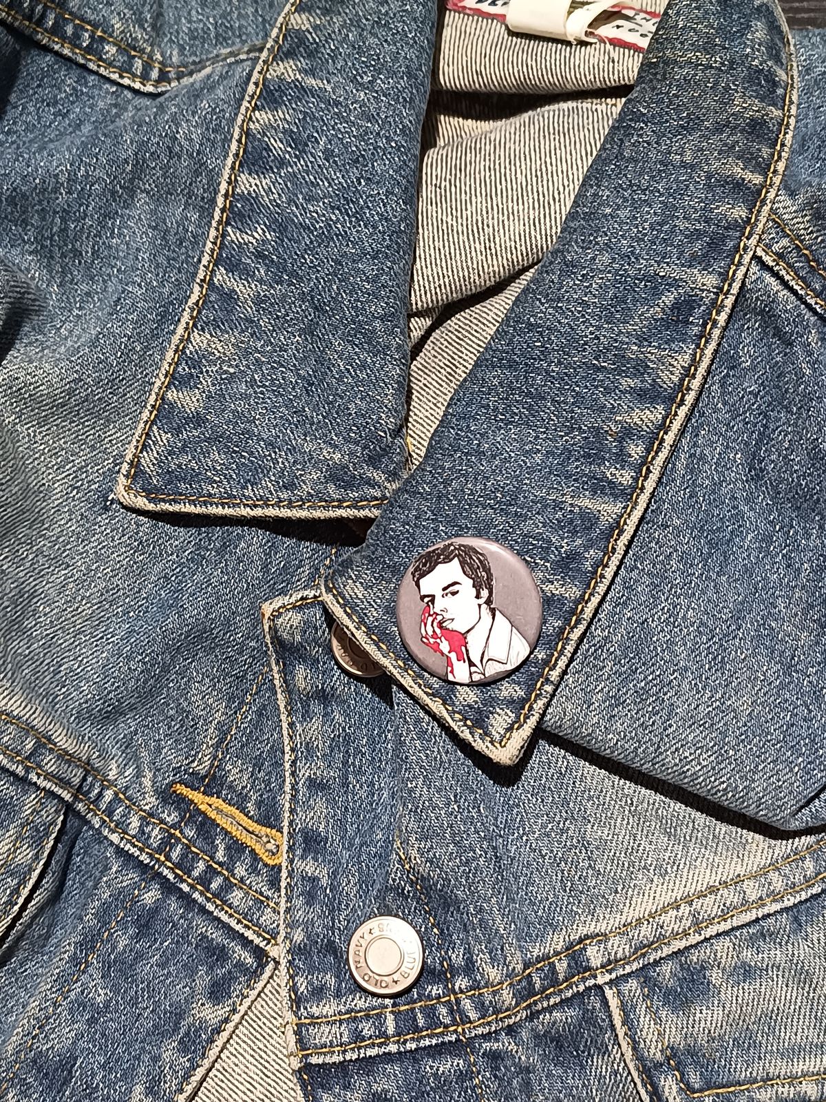 Dexter Pinback Button – Horror Icon Gift for Creepy Cool Fans