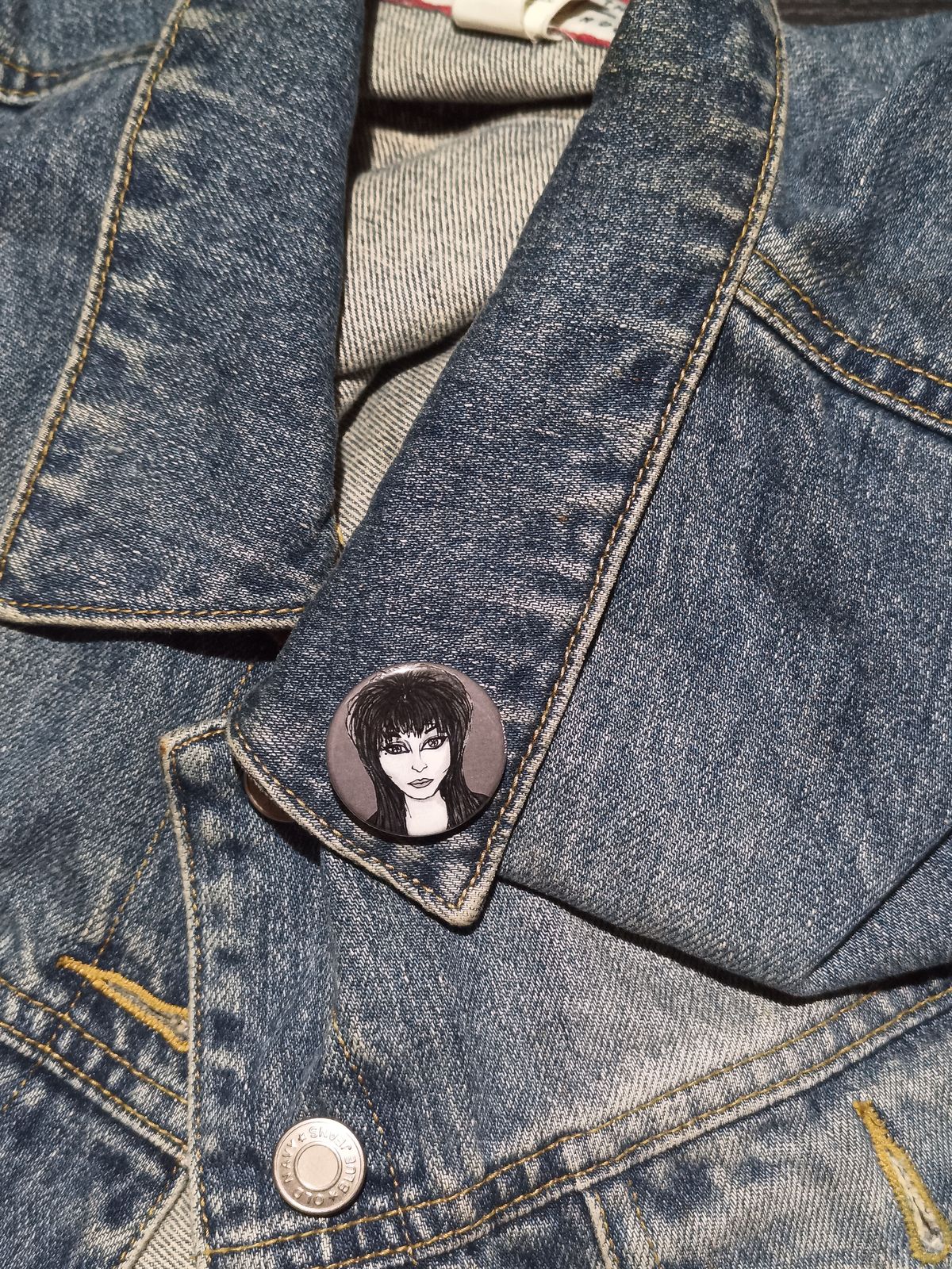 Elvira Pinback Button – Cult Classic Horror Gift for Goth Fans