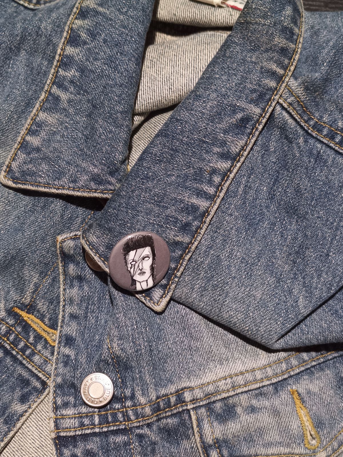 David Bowie Zombie Pin – Creepy Music & Horror Gift for Fans
