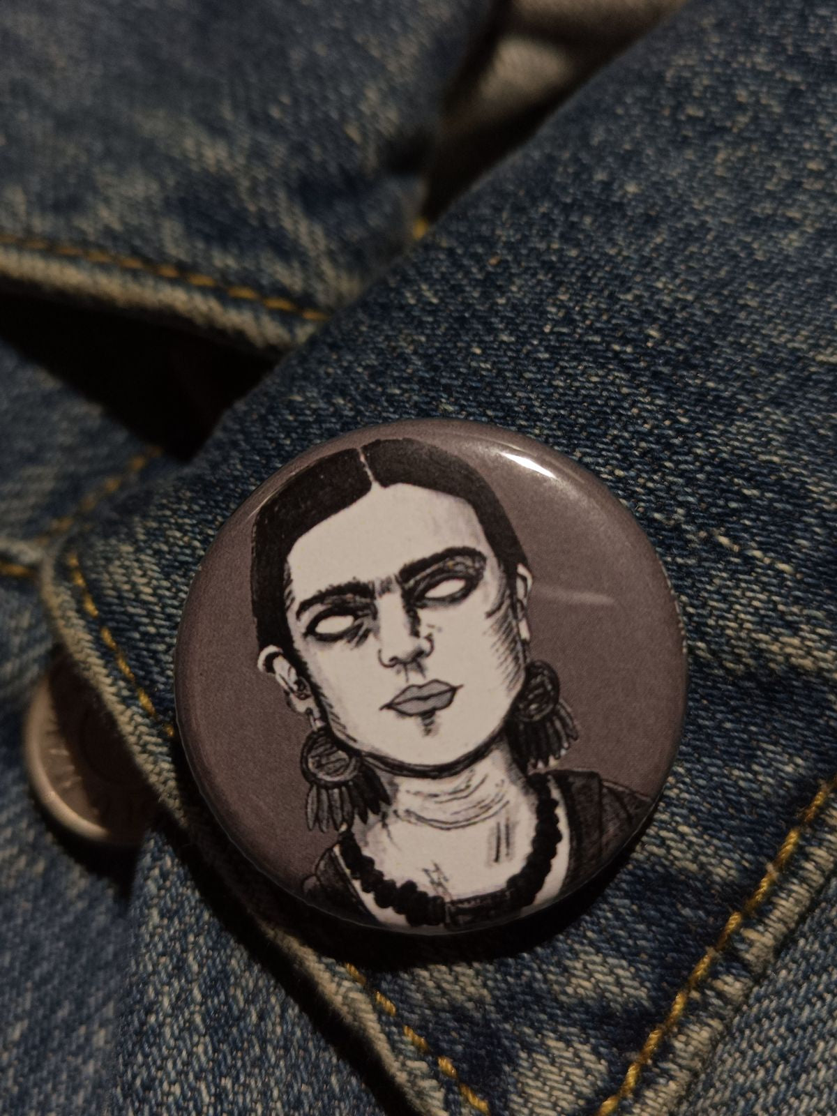 Frida Kahlo Zombie Pin – Spooky Art Gift for Artists & Horror Fans