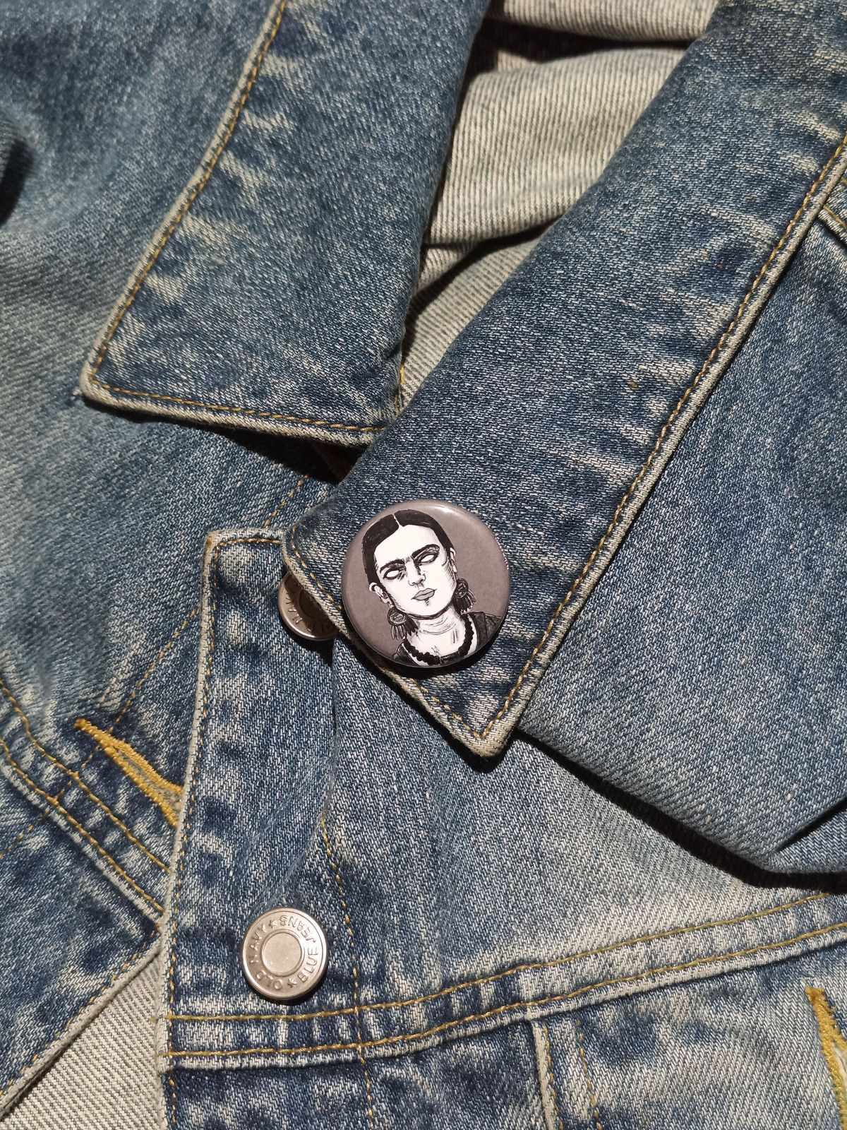 Frida Kahlo Zombie Pin – Spooky Art Gift for Artists & Horror Fans
