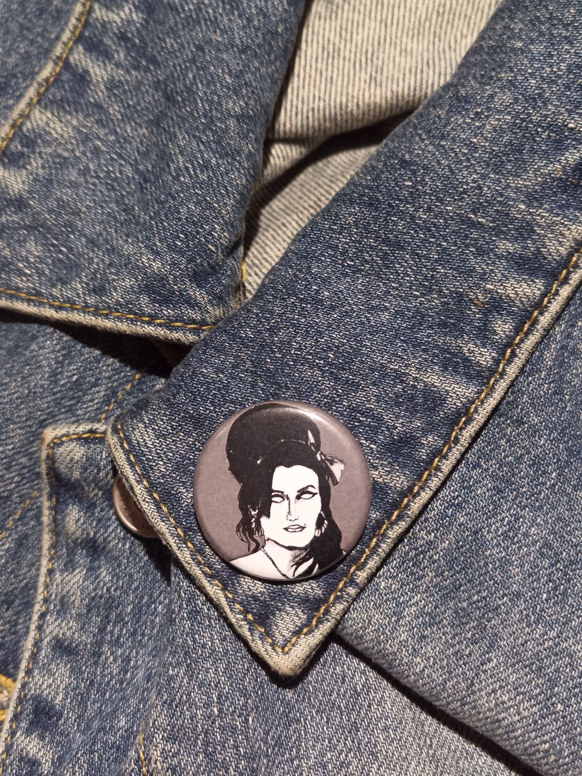 Amy Winehouse Zombie Button - Spooky Gift for Music and Zombie Lovers