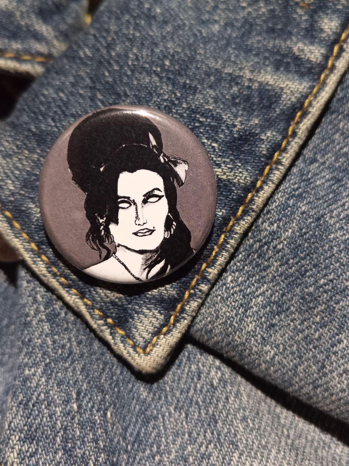 Amy Winehouse Zombie Button - Spooky Gift for Music and Zombie Lovers