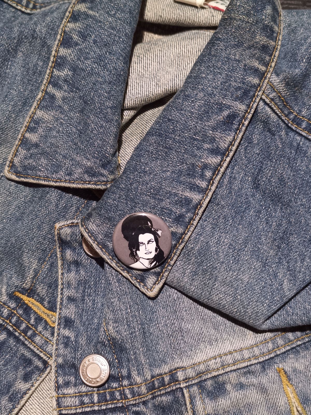 Amy Winehouse Zombie Button - Spooky Gift for Music and Zombie Lovers