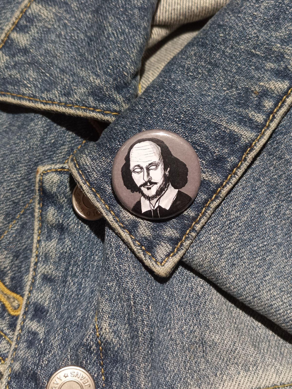 Shakespeare Zombie Pin – Spooky Gift for Writers & Horror Fans