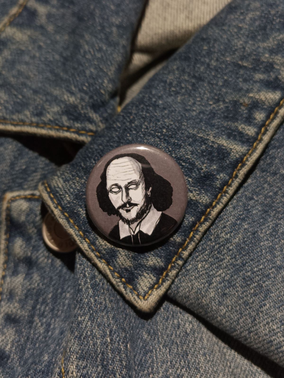Shakespeare Zombie Pin – Spooky Gift for Writers & Horror Fans