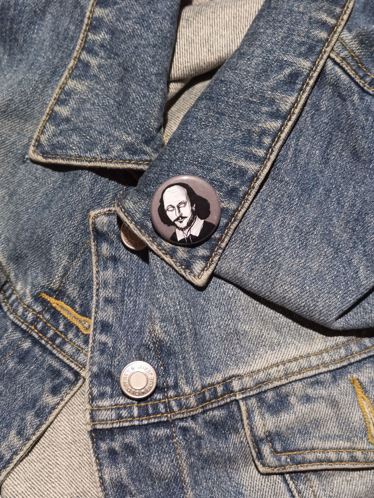 Shakespeare Zombie Pin – Spooky Gift for Writers & Horror Fans