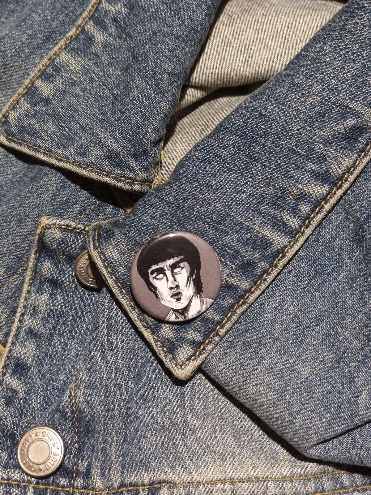 Bruce Lee Zombie Pin – Spooky Gift for Horror & Kung Fu Fans