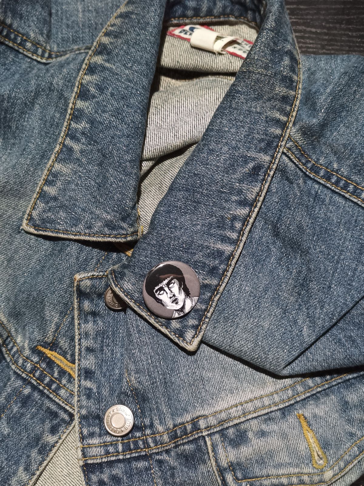 Bruce Lee Zombie Pin – Spooky Gift for Horror & Kung Fu Fans