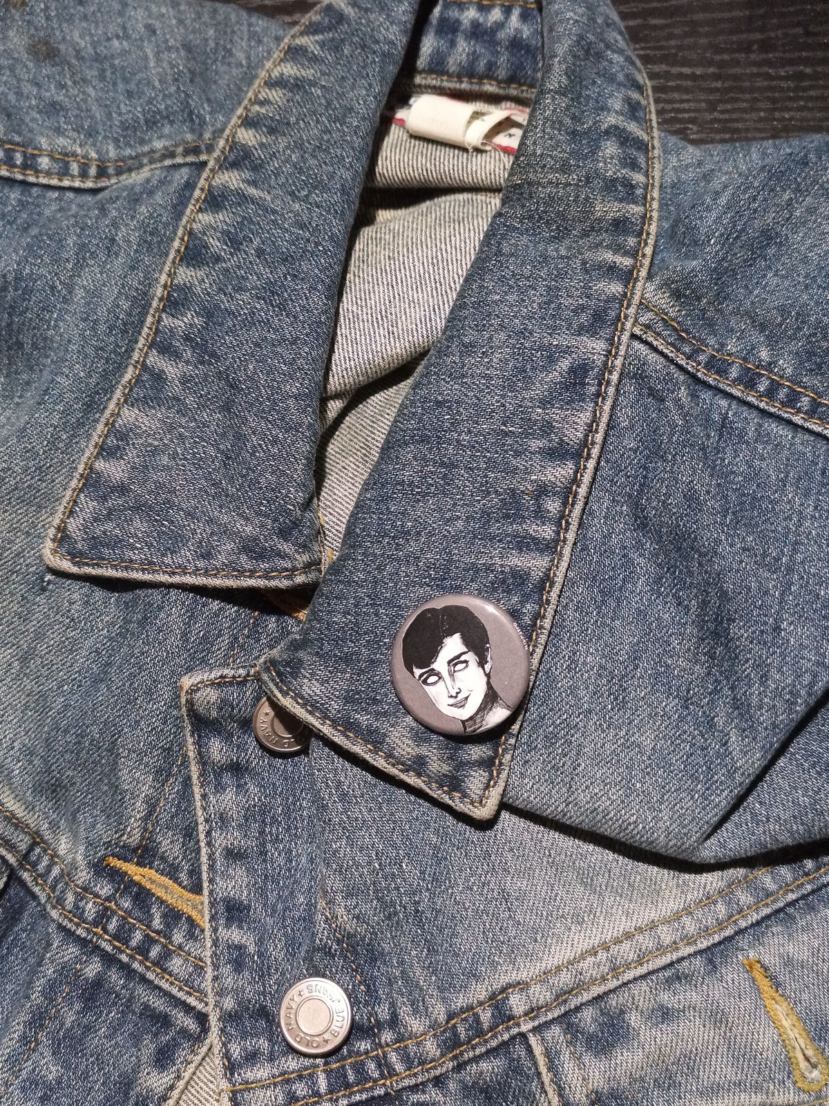 Audrey Hepburn Zombie Pin – Spooky Gift for Horror Fans