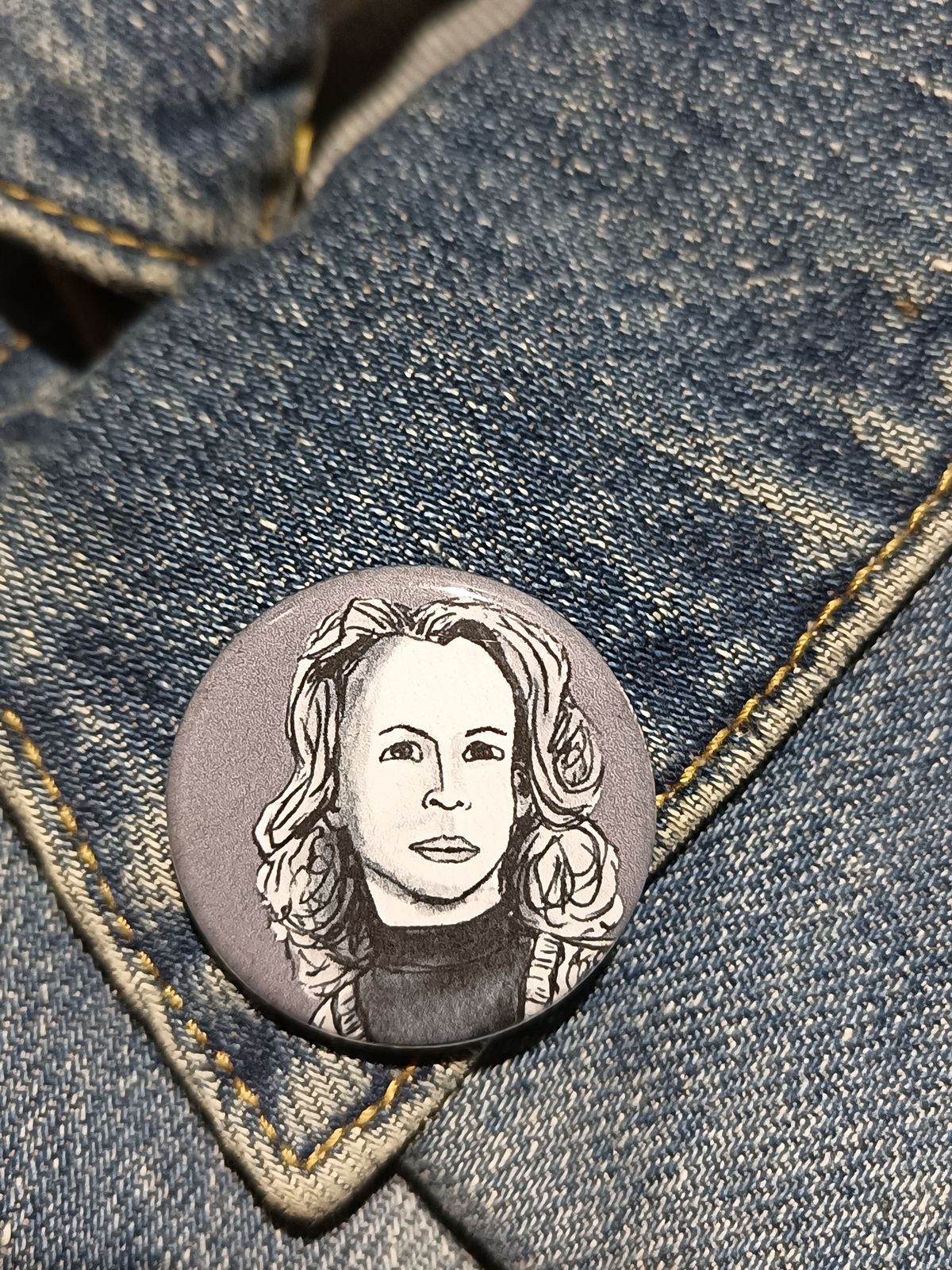 Laurie Strode Horror Pin – Halloween Button for Scream Queens