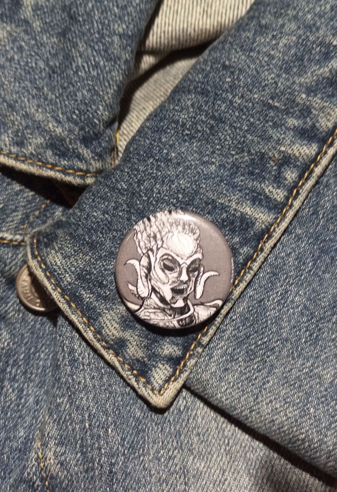 SIL Species Pin – Sci-Fi Horror Collectible Button for Fans