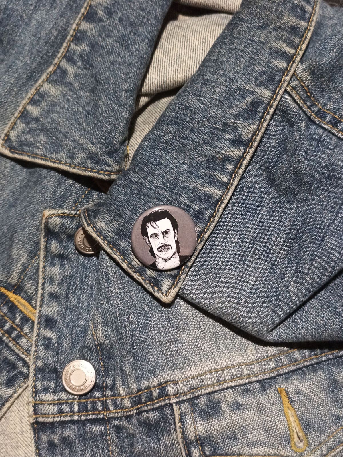 Razor Charlie Pin – Danny Trejo Horror Button for Cult Film Fans