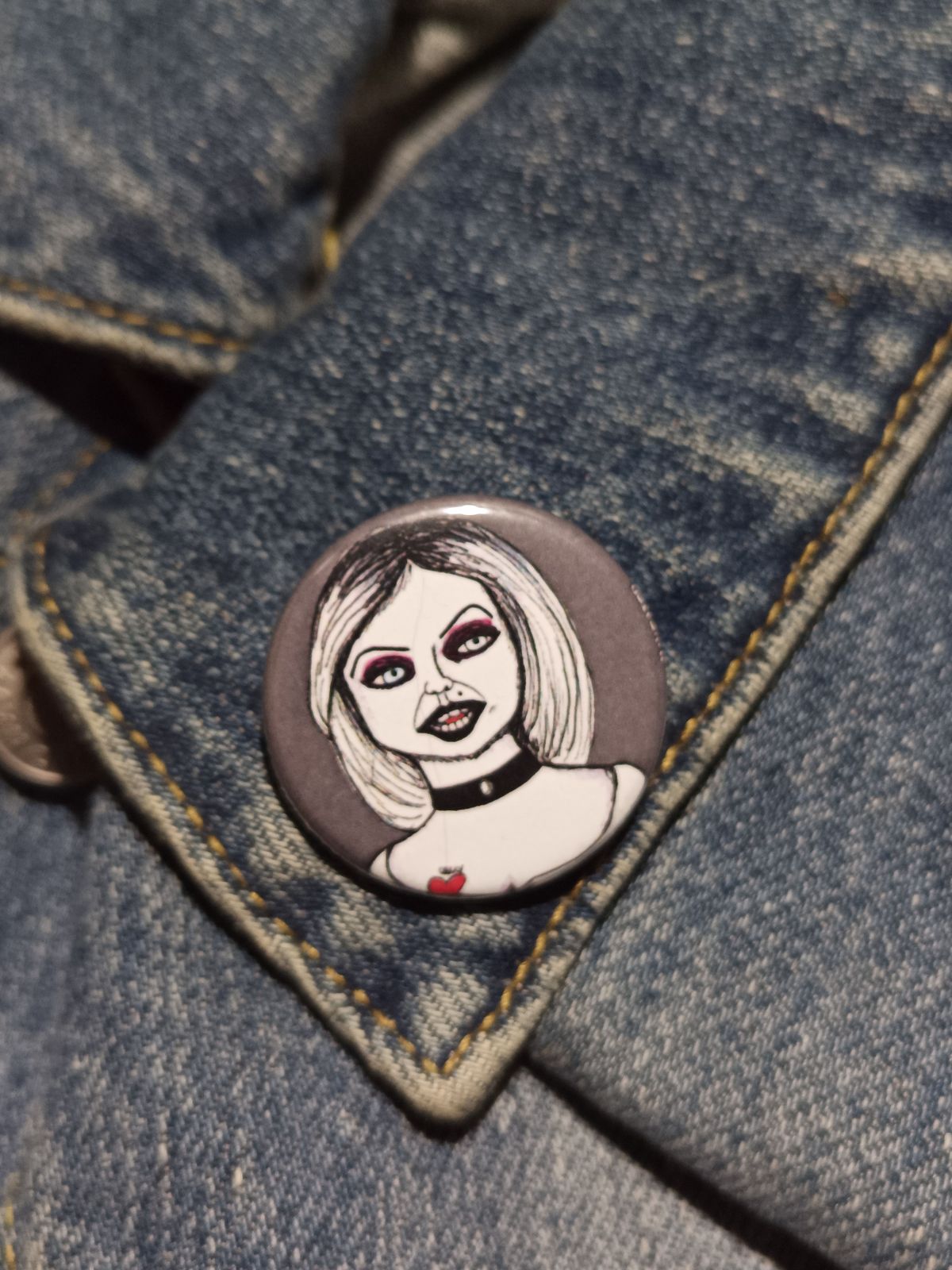 Tiffany Valentine Pin – Bride of Chucky Horror Button Gift