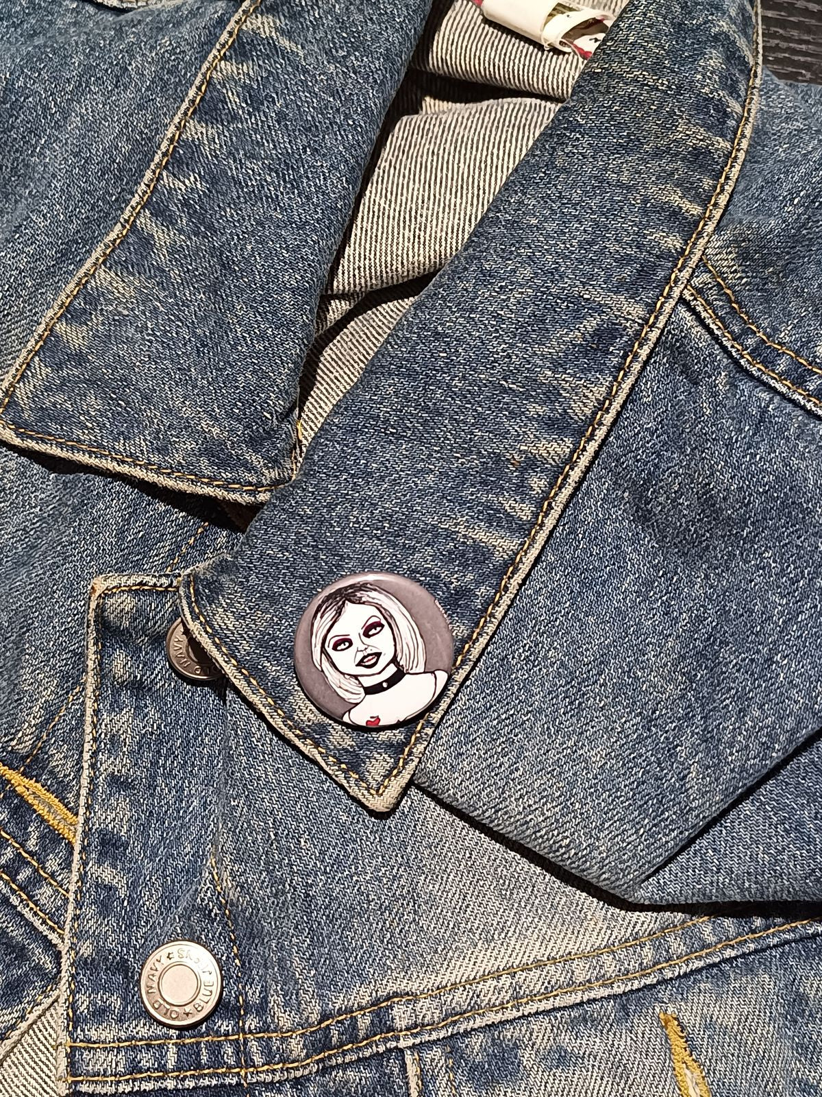 Tiffany Valentine Pin – Bride of Chucky Horror Button Gift