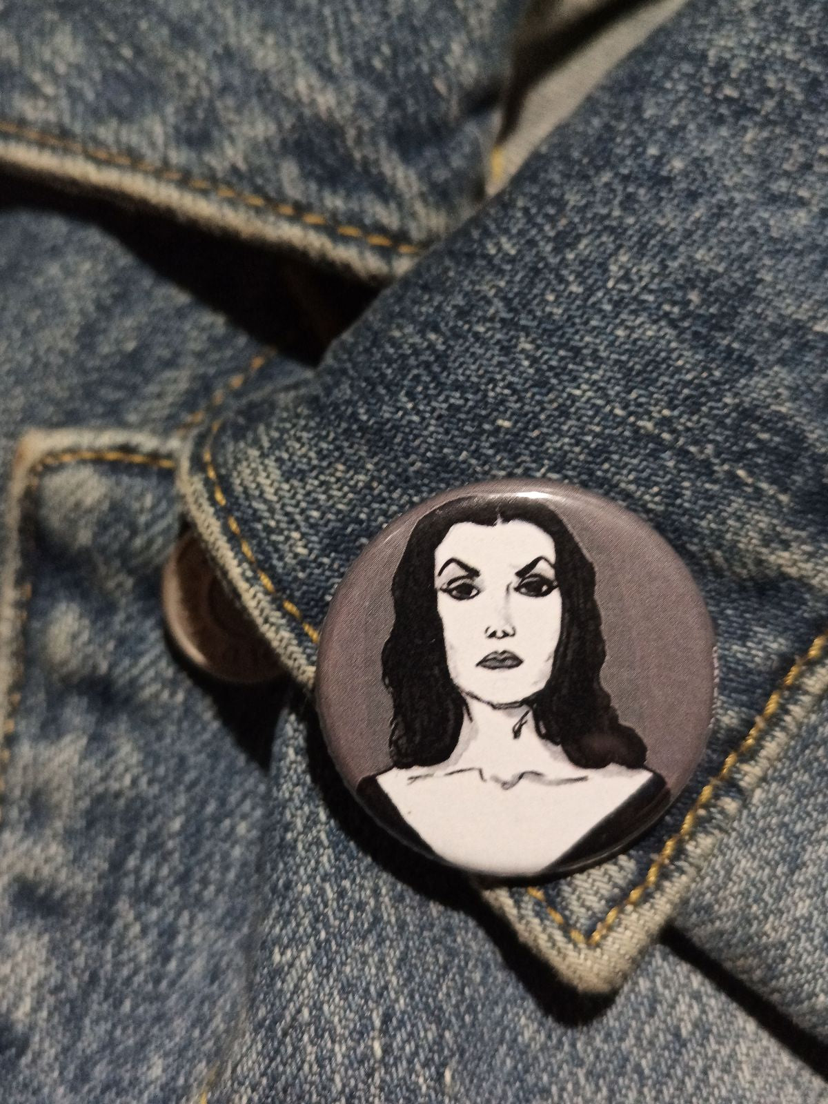 Vampira Pin – Classic Horror Icon Button for Spooky Collectors