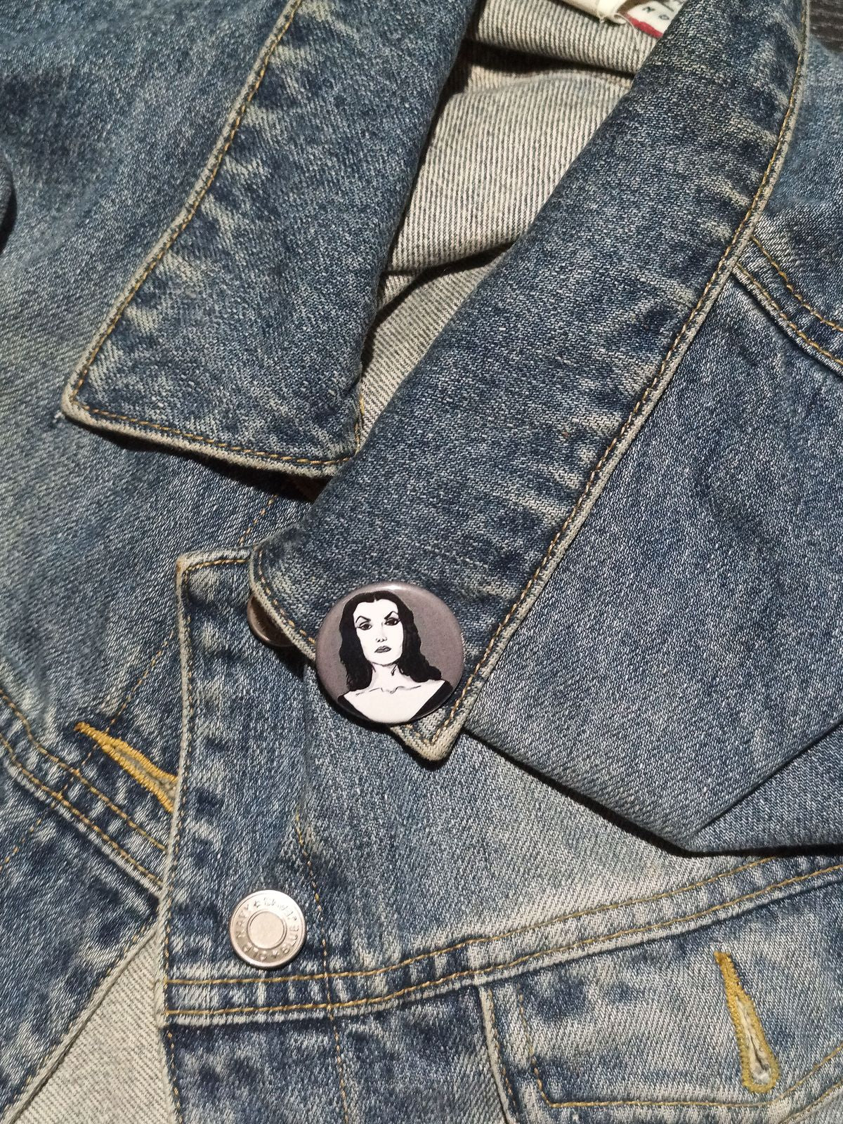 Vampira Pin – Classic Horror Icon Button for Spooky Collectors