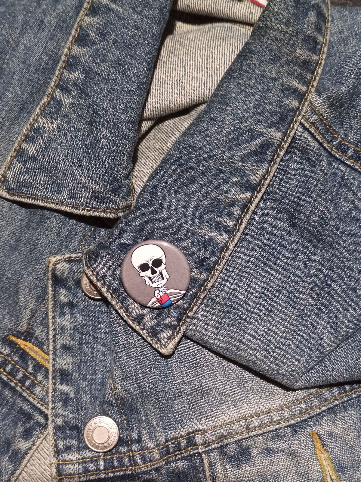 Skeleton Mascot Eating Popsicle Pinback Button – Fun & Spooky