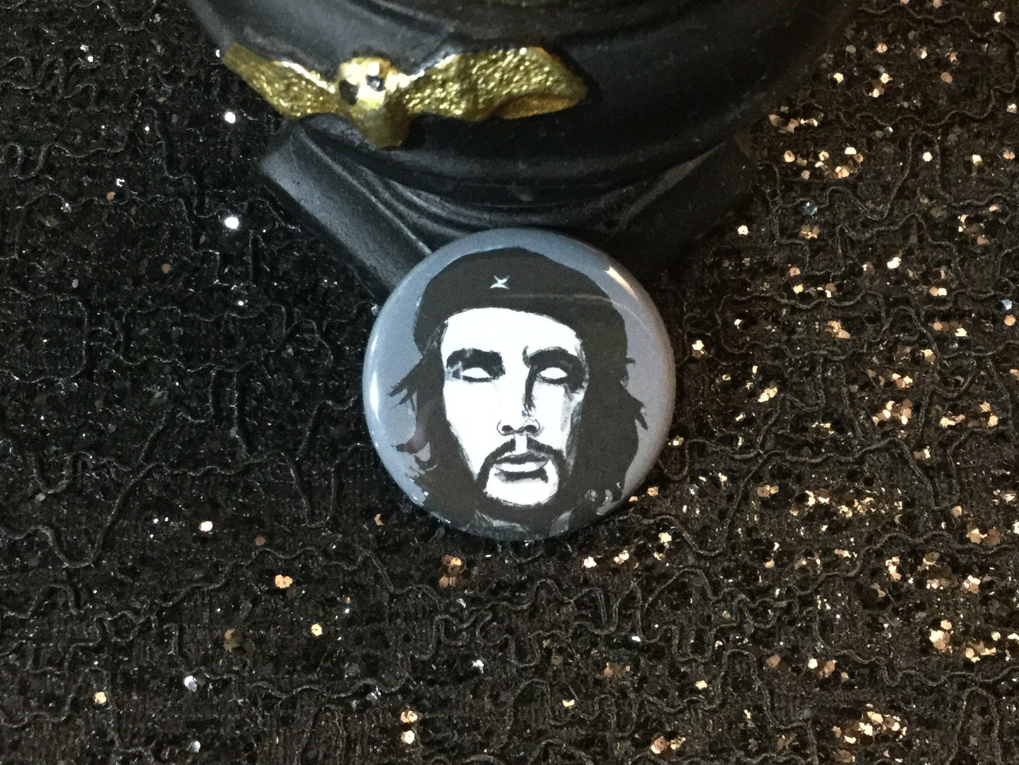 Che Guevara Zombie Pinback Button - Spooky Gift for Historians and Zombie Enthusiasts